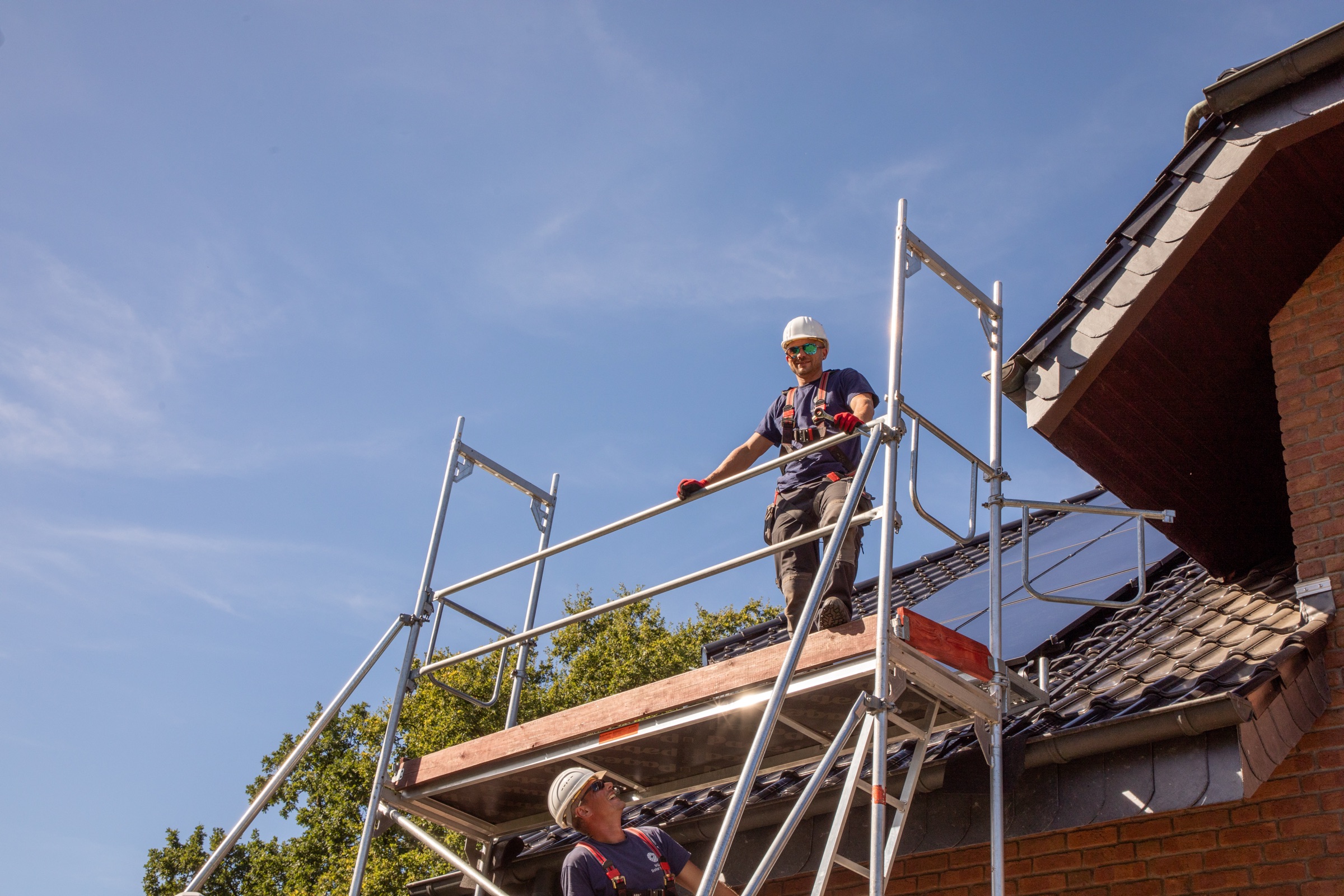 Monteure von W&H Solar auf dem Gerüst bei der Solarmontage