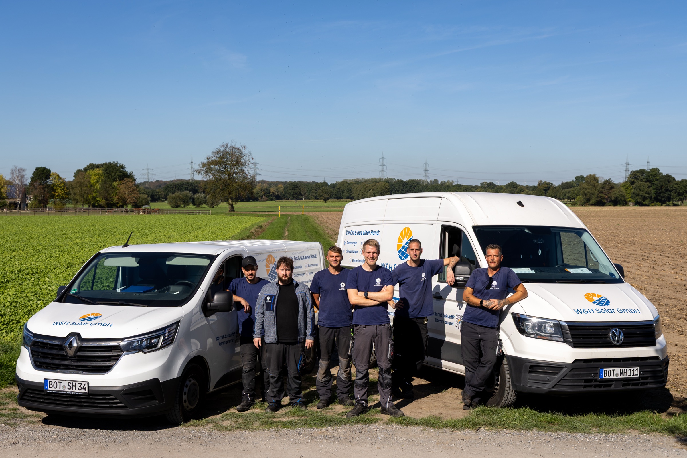 Das Team von W&H Solar mit den Firmenfahrzeugen
